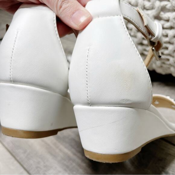 CL by Laundry Katherine Faux Leather Jeweled Low Wedge Sandals White Size 8M - Picture 8 of 9